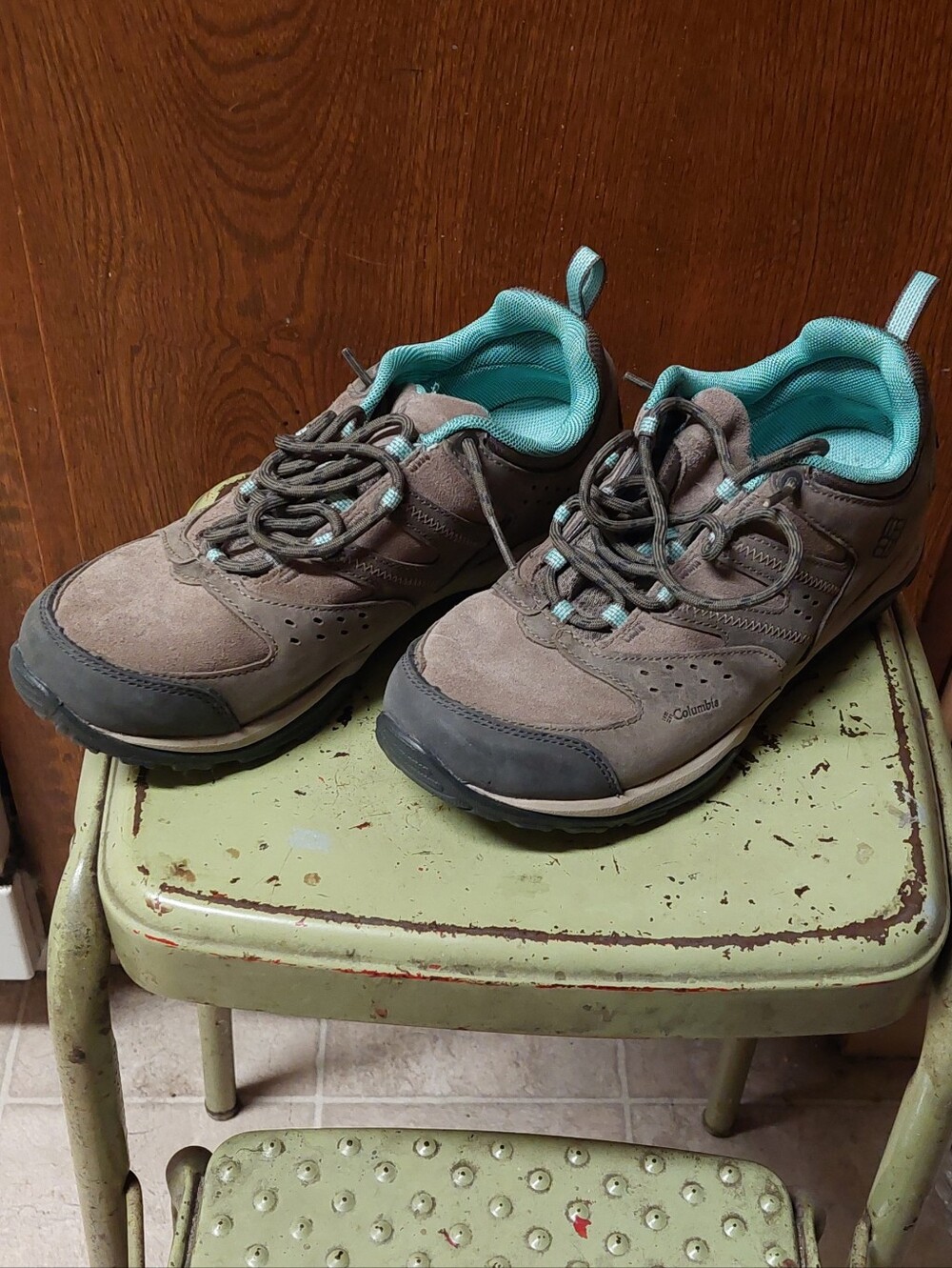 Columbia Omni Grip Women's Taupe Hiking Shoes with Teal Lining -size 8